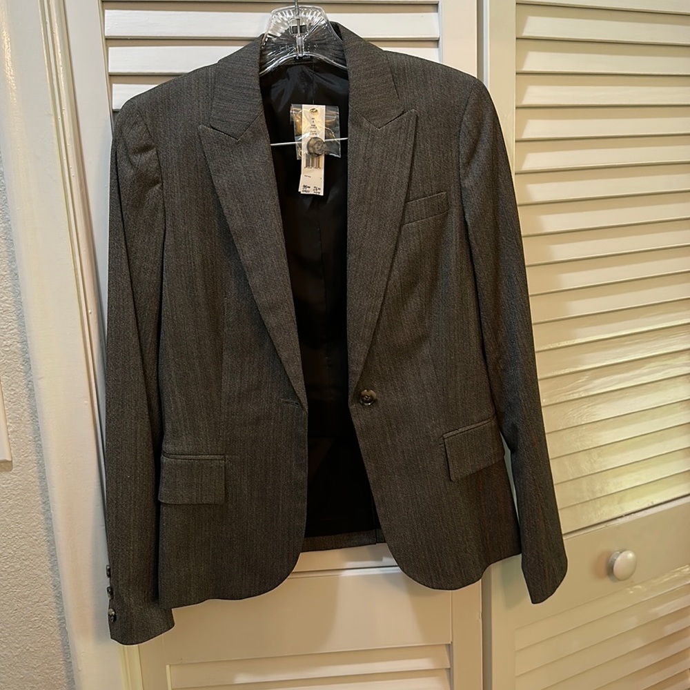 Theory Size 4 Suit Jacket. Matching pants in size 6 sold separately.